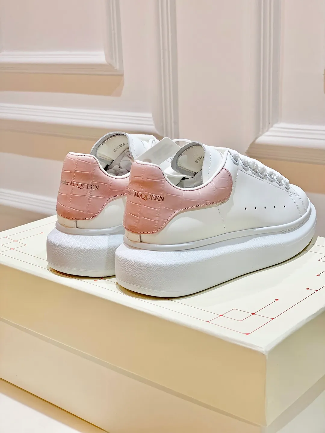 👟👟Ex-factory price 560👟👟 𝐀𝐥𝐞𝐱𝐚𝐧𝐝𝐞𝐫 𝐌𝐜𝐐𝐮𝐞𝐞𝐧A must-have for going out ~ full of confidence. McQueen white shoes are versatile and can instantly elongate your proportions. The long legs that fill the screen make you confident, sweet and cool, and can be controlled by both male and female gods, making you look better as you wear them. ⭐Shoe upper material: first-layer cowhide ⭐Shoe lining material: sheepskin ⭐Available sizes: 35-40, male 39-45 (female 40, male 45 customized)